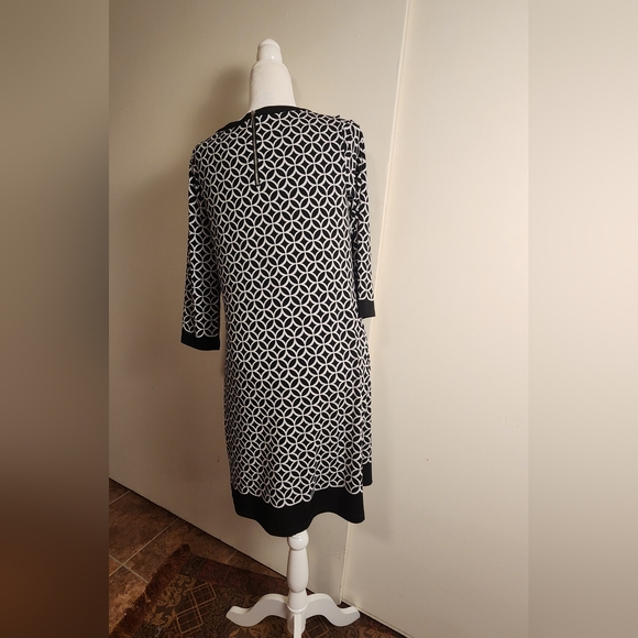 White House Black Market Black and White 3/4 Sleeve Shift Dress Medium M EUC - Picture 4 of 8